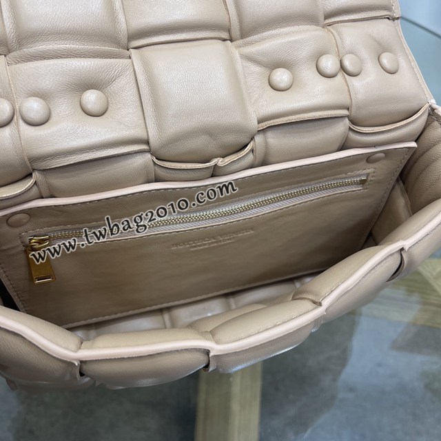 Bottega veneta高端女包 96008奶茶色 寶緹嘉新款枕頭鏈條包 BV經典款單肩斜挎手提女包  gxz1233